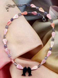 Kette aus Rhodonit, Iolith, Onyx